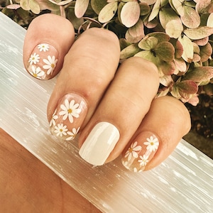 Daisy Nail Wraps: Hippie Summer Nail Art
