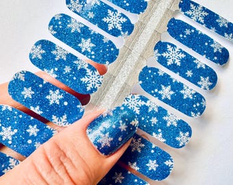 Envoltórios de unhas de inverno em forma de floco de neve azul