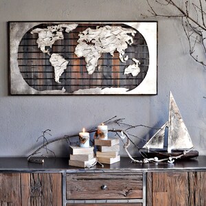 Foto wereldkaart gemaakt van metaal op houten kern 120 x 60 cm