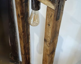 Lámpara de pie de madera y metal.