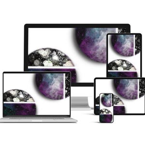 Pode incluir: Um conjunto de telas de dispositivos digitais que exibem um papel de parede com tema de galáxia com uma linha branca que divide a imagem ao meio. A metade superior da imagem apresenta um fundo branco com uma galáxia roxa e azul no centro. A metade inferior da imagem apresenta um fundo preto com uma galáxia roxa e azul no centro.