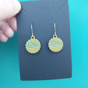 Pendientes de tapa de Coca Cola de estilo retro, pequeños pendientes colgantes, divertidos pendientes, estilo retro: regalo para ella