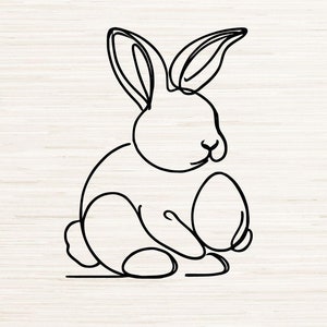 Könnte beinhalten: Eine Schwarzweiß-Zeichnung eines Kaninchens, das ein Ei hält. Das Kaninchen sitzt auf seinen Hinterbeinen, die Vorderpfoten ruhen auf dem Ei. Das Bild befindet sich auf einem Holzmaserungshintergrund mit dem Text "SVG, PNG, DXF, JPG, PDF" unter dem Kaninchen.