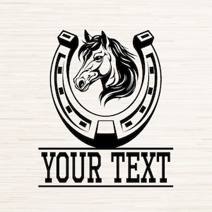 Puede incluir: Silueta en blanco y negro de la cabeza de un caballo dentro de una herradura con el texto "YOUR TEXT" debajo.  SVG, PNG, DXF, JPG, PDF.