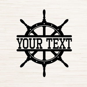 Puede incluir: Archivo de corte SVG en blanco y negro de un timón de barco con el texto "YOUR TEXT" en el centro. El archivo está disponible en los formatos SVG, PNG, DXF, JPG y PDF.