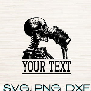以下が含まれることがあります： カップから飲んでいるスケルトンの白黒イラスト。下に「YOUR TEXT」というテキストがあります。 SVG、PNG、DXF、JPG、PDF.