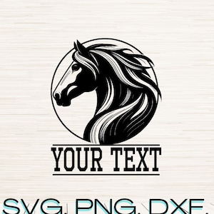 Puede incluir: Silueta en blanco y negro de la cabeza de un caballo en un círculo con el texto "YOUR TEXT" debajo. La imagen está sobre un fondo de madera con el texto "SVG, PNG, DXF, JPG, PDF" debajo del texto.