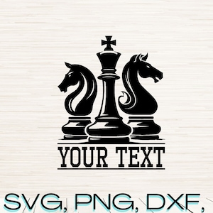 Puede incluir: Silueta en blanco y negro de un rey y dos caballeros de ajedrez con el texto "YOUR TEXT" debajo. La imagen está sobre un fondo de madera.