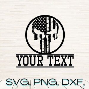 Könnte beinhalten: Schwarz-weiß Grafikdesign mit einem Totenkopf mit amerikanischem Flaggen-Design in einem Kreis. Der Text "YOUR TEXT" befindet sich darunter, mit Dateityp-Optionen: SVG, PNG, DXX, EPS, JPG und PDF.