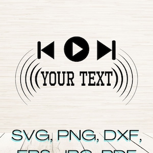 Op de afbeelding: Zwart-wit grafisch ontwerp met een afspeelknop, een terugspoelknop en een snelvooruitknop. De tekst "(YOUR TEXT)" staat onder de knoppen. De grafiek is omgeven door geluidsgolven. De tekst "SVG, PNG, DXF, EPS, JPG, PDF" staat onder de grafiek.