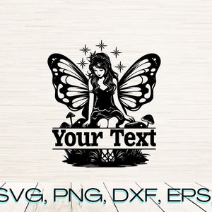 Peut inclure: Silhouette noire et blanche d'une fée avec des ailes de papillon assise sur un champignon. La fée porte une couronne et a de longs cheveux. Le texte "Your Text" est sous la fée.