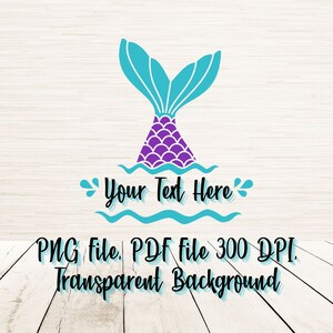 Könnte beinhalten: Ein türkisfarbener Meerjungfrauen-Schwanz mit violetten Schuppen und einem Wellenmuster mit dem Text "Your Text Here". PNG-Datei, PDF-Datei 300 DPI. Transparenter Hintergrund.