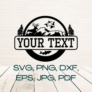 Könnte beinhalten: Schwarzweißes Silhouettendesign eines Hirsches, Bergen, Bäumen, Fischen und Vögeln in einem Kreis mit dem Text "YOUR TEXT" in einem Banner darunter.  SVG, PNG, DXF, EPS, JPG, PDF.