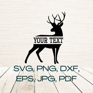 Könnte beinhalten: Schwarze Silhouette eines Hirsches mit Geweih, der seitwärts steht. Der Hirsch wird von einem weißen Banner mit dem Text "YOUR TEXT" halbiert. Das Bild befindet sich auf einem Holzmaserungshintergrund mit dem Text "SVG, PNG, DXF, EPS, JPG, PDF" unterhalb des Hirsches.