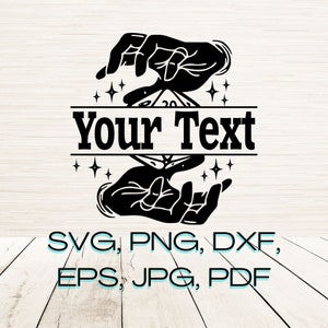 Puede incluir: Ilustración en blanco y negro de dos manos sosteniendo un dado de 20 caras con estrellas a su alrededor. El texto "Your Text" se muestra en una pancarta debajo del dado.