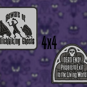 Puede incluir: Dos parches bordados con temática espeluznante. Uno es cuadrado con "Beware of Hitchhiking Ghosts" y tres figuras de fantasmas. El otro tiene forma de lápida con "Dead End! Prepare to Exit to the Living World". Ambos miden 10,16 cm x 10,16 cm.