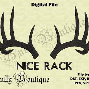 Puede incluir: Diseño de cuernos negros con el texto "NICE RACK" y "Digital File". La imagen también incluye el texto "Bully Boutique" y tipos de archivo: DST, EXP, HUS, JEF, PES, VP3, XXX. El diseño está sobre un fondo beige claro.