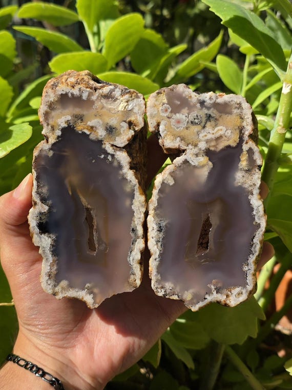 紫とピンクの花と雪の結晶の瑪瑙のペア、縞模様にカットされ研磨された