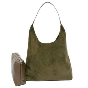 Può includere: Una borsa hobo in camoscio verde oliva con un unico tracolla e una pochette rettangolare abbinata con cerniera posizionata a sinistra. La borsa presenta una silhouette morbida e rilassata con cuciture visibili lungo i bordi e la tracolla.