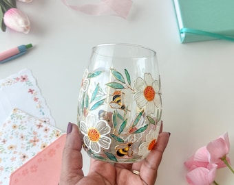 Handpainted Chamomile Flowers and Bees  Stemless Single Wine Glass , Unique Gift for Her, Summer Drinkware, Kitchen Decor, Cute Gift