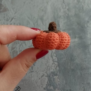 Patrón de calabaza de Halloween a crochet: Llavero amigurumi (Patrón PDF)