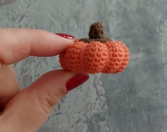 Halloween Kürbis Häkelanleitung: Amigurumi Schlüsselanhänger (PDF-Muster)