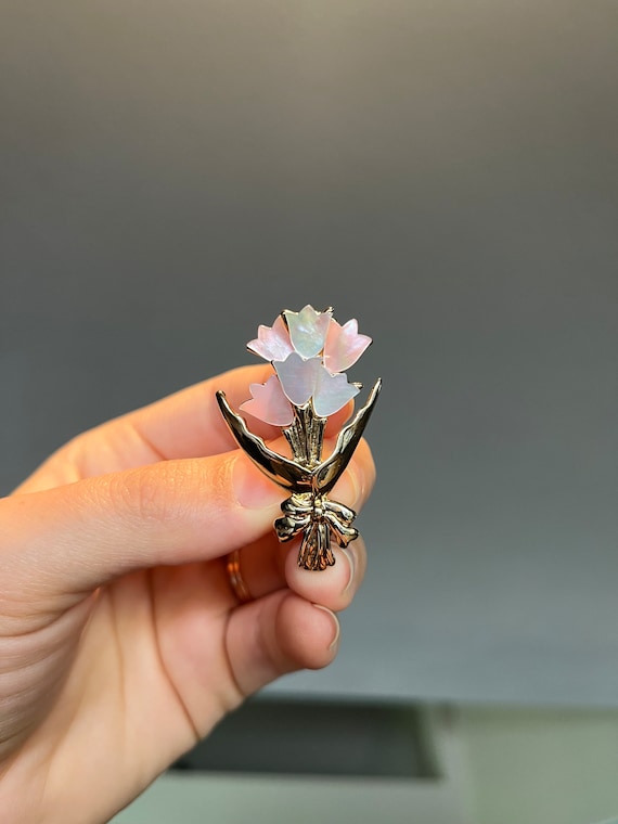 Vintage mother pearl pin - Gem