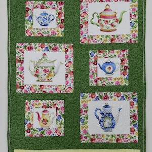 Manta acolchada con diseño de teteras y tazas de té. 84 x 112 cm.