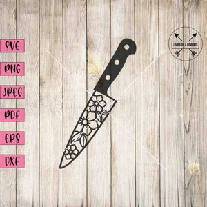 Peut inclure: Un couteau de cuisine noir avec un motif floral sur la lame. Le couteau est isolé sur un fond en bois.