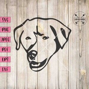 Puede incluir: Ilustración en blanco y negro de la cara de un perro sobre un fondo de madera. La imagen incluye el texto "SVG, PNG, JPEG, PDF, EPS, DXF" a la izquierda y un logotipo circular con el texto "LIVING ON A COMPASS" a la derecha.