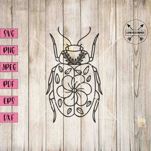 Può includere: Illustrazione in bianco e nero di uno scarabeo con motivi floreali e fogliari su sfondo in legno. L'immagine include il testo "SVG, PNG, JPEG, PDF, EPS, DXF" a sinistra e un logo con la scritta "Living on a Compass" a destra.