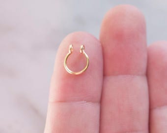 Mini septummanchet van 14 karaats goud: nauwsluitende, dunne ring (20 gauge), handgemaakte nep-piercing
