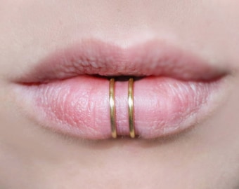 Delphin Kuss, NO PIERCING Lip Cuff, Gold, Fake Lippenring, hypoallergen, bequemer Fake Piercing, Labret, nickelfrei, hypoallergen