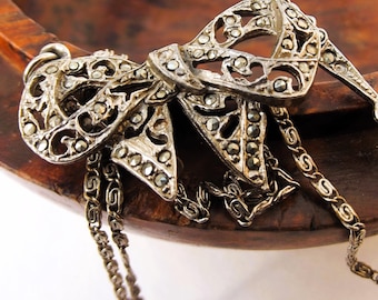 Collar con colgante de marcasita en forma de lazo, estilo Art Déco de los años 30. Joyería antigua.