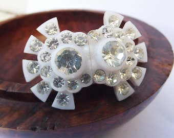 Art-Deco-Brosche aus weißem Kunststoff mit Strasssteinen aus den 1920er Jahren – antiker Schmuck
