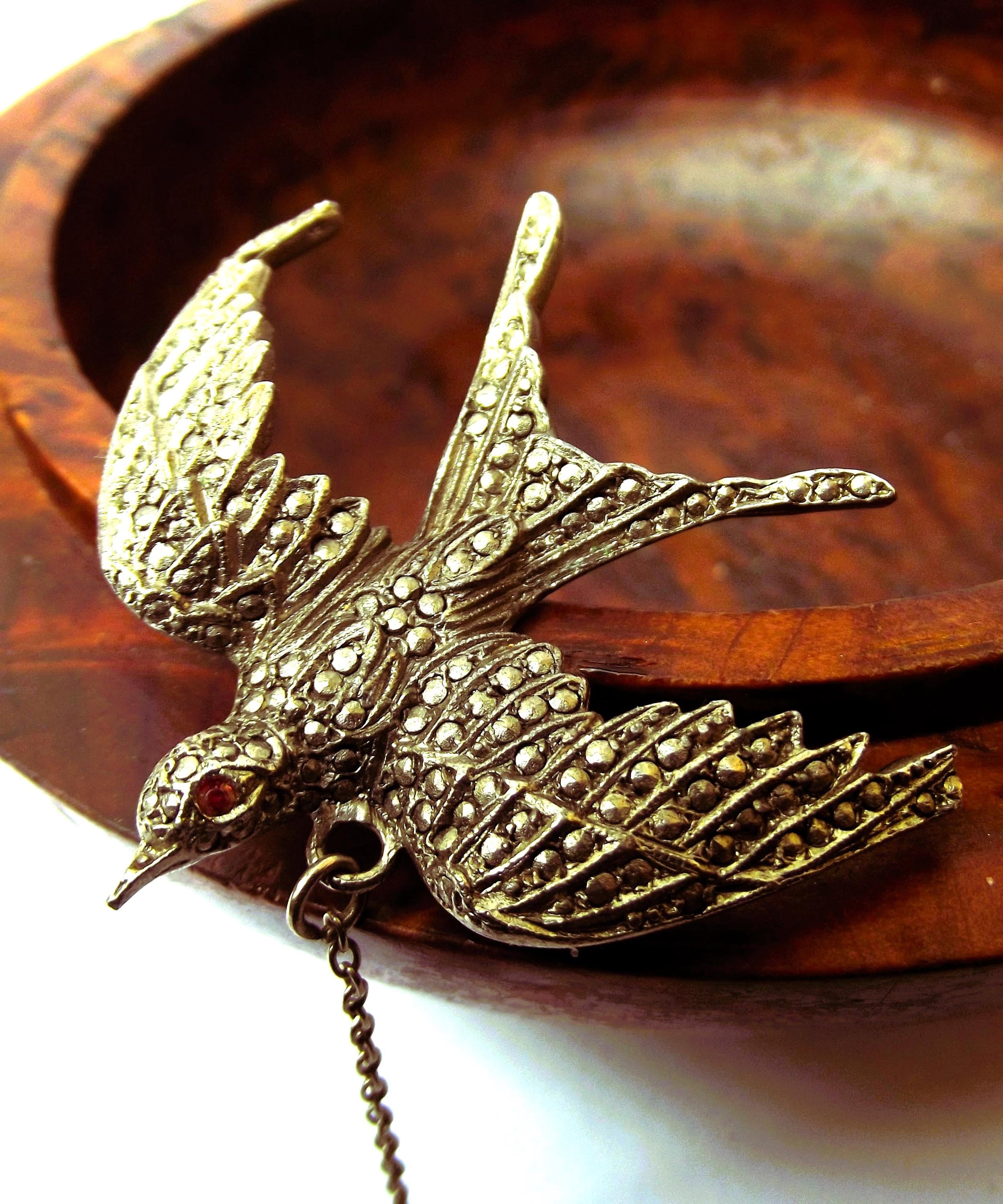 1940年代アールデコ調ツバメブローチ、鳥型マーカサイトブローチ