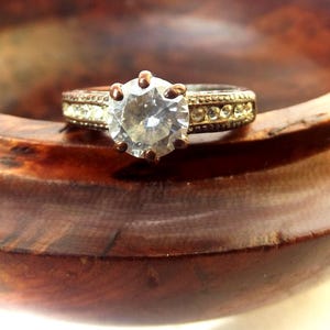 Antieke Victoriaanse koperen solitaire ring uit de 19e eeuw met strass-steentjes.