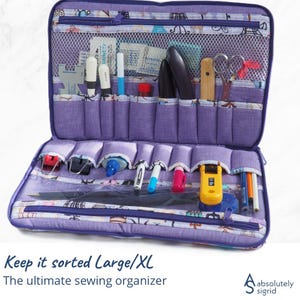 Pode incluir: Um grande organizador de costura roxo aberto com v&aacute;rias ferramentas de costura vis&iacute;veis no interior. O organizador tem v&aacute;rios bolsos e compartimentos, incluindo um bolso de malha. O texto na parte inferior diz "Keep it sorted Large/XL" e "The ultimate sewing organizer."