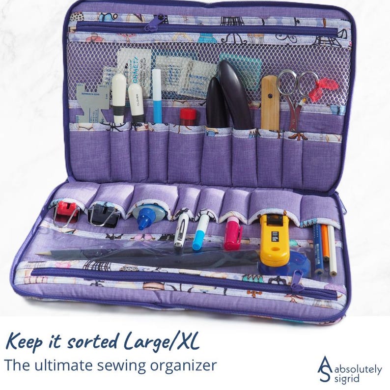 Pode incluir: Um grande organizador de costura roxo aberto com v&aacute;rias ferramentas de costura vis&iacute;veis no interior. O organizador tem v&aacute;rios bolsos e compartimentos, incluindo um bolso de malha. O texto na parte inferior diz "Keep it sorted Large/XL" e "The ultimate sewing organizer."