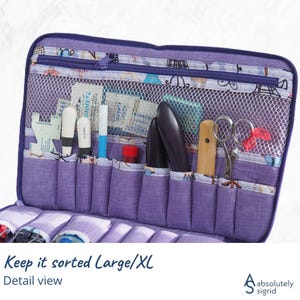 Pode incluir: Um organizador de tecido roxo com v&aacute;rios bolsos e um compartimento de malha, ideal para guardar materiais de costura. O organizador est&aacute; aberto, revelando v&aacute;rias ferramentas como tesouras, canetas e frascos pequenos. O texto "Keep it sorted Large/XL" &eacute; vis&iacute;vel.