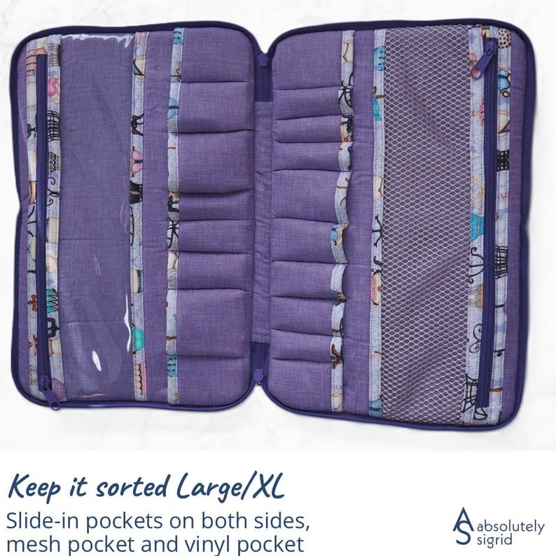 Pode incluir: Organizador de viagem roxo aberto com v&aacute;rios compartimentos. Inclui bolsos deslizantes, um bolso de malha e um bolso de vinil. O organizador tem z&iacute;per e uma borda de tecido estampado. O texto na imagem diz "Keep it sorted Large/XL".