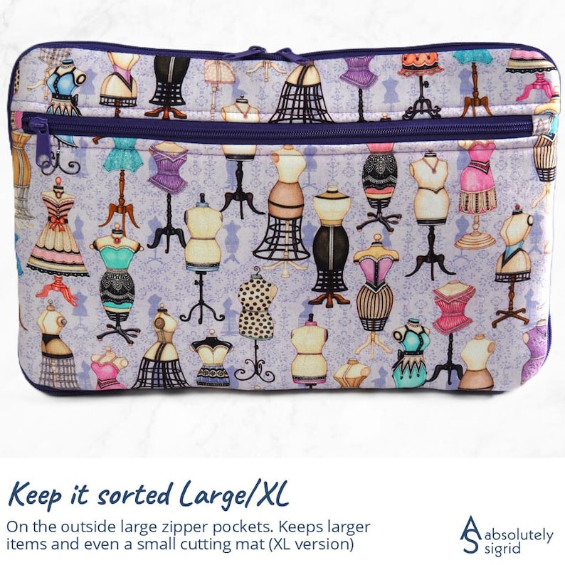 Pode incluir: Uma bolsa retangular com z&iacute;per com um fundo roxo claro com um padr&atilde;o repetido de manequins vintage em v&aacute;rias cores e estilos. A bolsa tem um z&iacute;per e acabamento roxo escuro. O texto na parte inferior diz "Keep it sorted Large/XL".