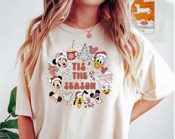 Chemise de Noël Comfort Colors® Tis The Season, sweat-shirt Mickey de Noël, pull de Noël Magic Kingdom, Noël Mickey et ses amis