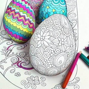 Könnte beinhalten: Vier aufwendig gestaltete Ostereier, jedes mit einem anderen Muster. Die Eier sind in Blautönen, Grün, Rosa, Gelb und Lila gefärbt. Die Eier befinden sich auf einem weißen Hintergrund mit einem schwarz-weißen Blumendesign.