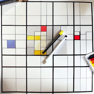 Könnte beinhalten: Ein weißes Gitter mit schwarzen Linien, unterteilt in 36 Quadrate. Die Quadrate sind mit farbigen Quadraten in Rot, Gelb und Blau gefüllt. Zwei Marker, einer schwarz und einer weiß, liegen auf dem Gitter.