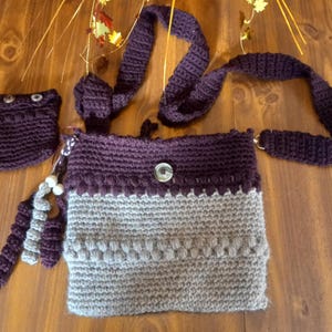 Bolso bandolera y monedero. Hecho a mano. Tejido a ganchillo. Color burdeos y tostado. Totalmente forrado con tela de algodón floral.