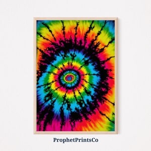 Może przedstawiać: Kolorowy wzór tie-dye w odcieniach czerwieni, pomarańczy, żółci, zieleni, błękitu i fioletu. Wzór jest spiralą z czarnym środkiem.