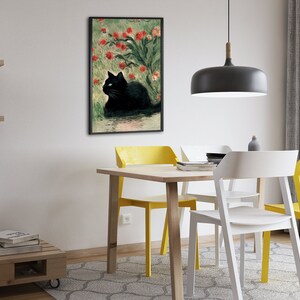 K&ouml;nnte beinhalten: Eine schwarze Katze mit blauen Augen sitzt in einem Feld mit roten Blumen. Das Gem&auml;lde ist schwarz gerahmt und h&auml;ngt an einer wei&szlig;en Wand in einem Esszimmer.