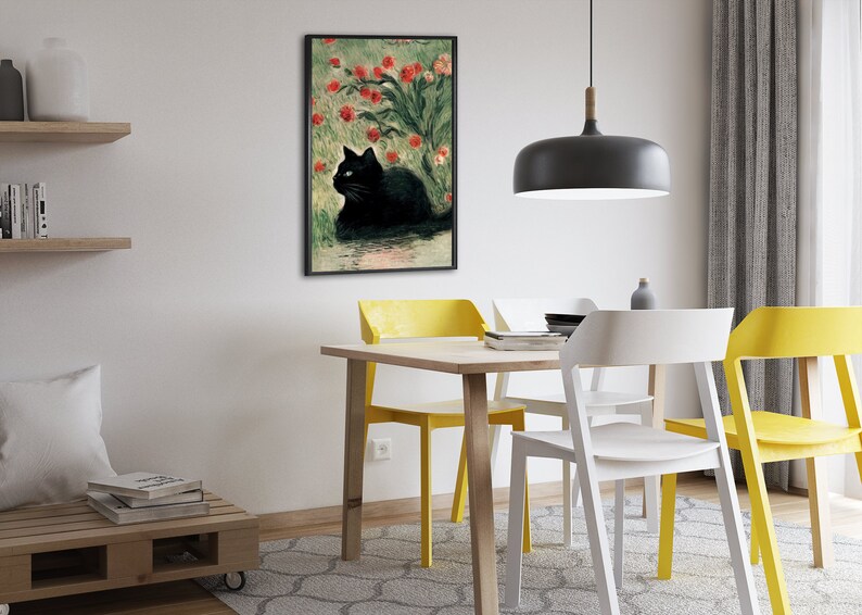 K&ouml;nnte beinhalten: Eine schwarze Katze mit blauen Augen sitzt in einem Feld mit roten Blumen. Das Gem&auml;lde ist schwarz gerahmt und h&auml;ngt an einer wei&szlig;en Wand in einem Esszimmer.