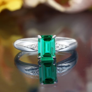 Anillo de compromiso con esmeralda de laboratorio de talla esmeralda, anillo de oro blanco con moissanita en forma de garra, anillo de diamantes art déco, anillo nupcial de aniversario de promesa